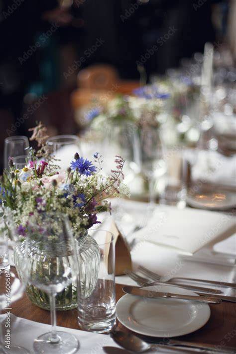 Festliche Tafel mit Champagnertorte, Champagnerflöten und weißen Blumen
