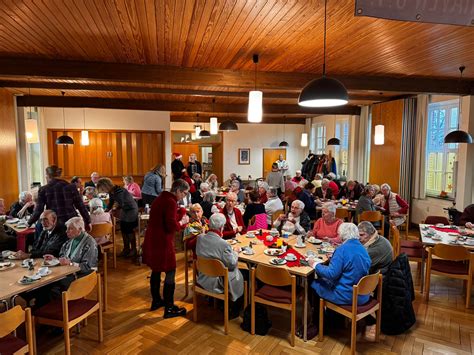 Festliche Tortenauswahl auf einer Kaffeetafel