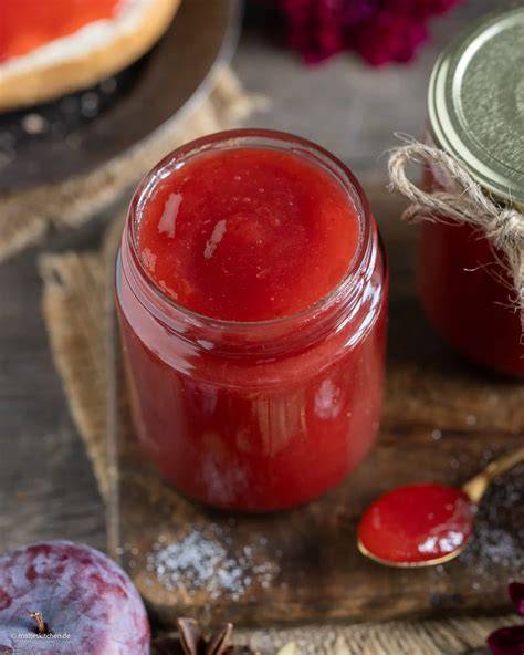 Festliche Zutaten für weihnachtliche Pflaumenmarmelade