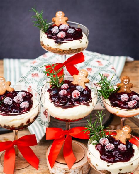 Festliche Zwetschgen-Desserts im Glas auf weihnachtlicher Tafel