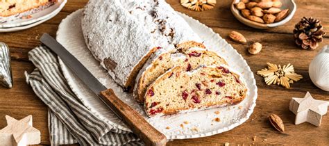 Festlicher Christstollen auf einer weihnachtlichen Tafel