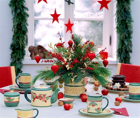 Festlicher Kaffeetisch mit Marzipan-Kastenkuchen, winterliche Deko