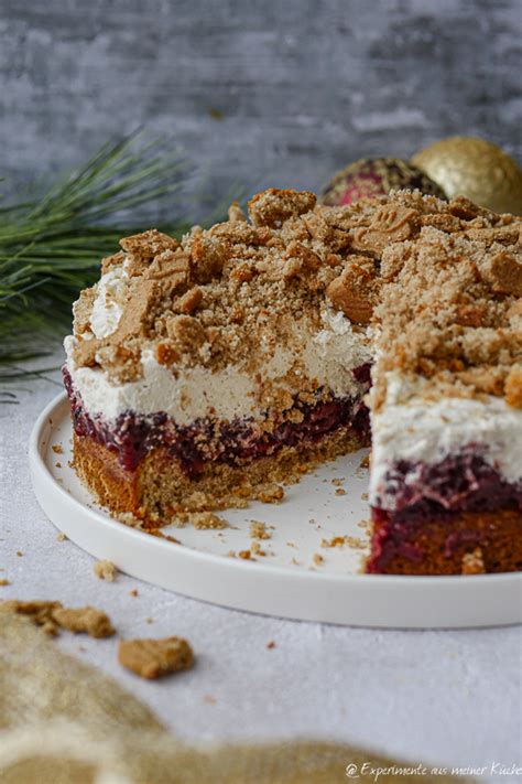 Festlicher Kirsch-Streuselkuchen mit Spekulatius auf einer weihnachtlichen Tafel
