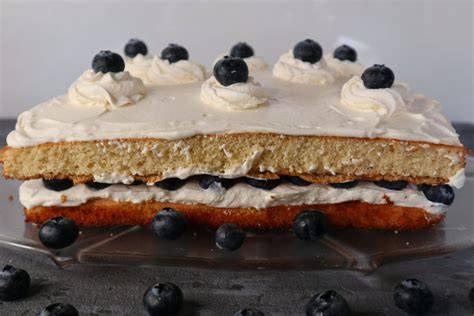 Festlicher Layer-Cake mit Heidelbeeren