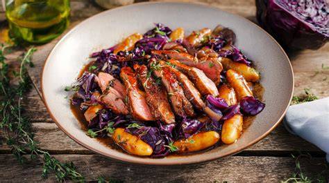 Festlicher Teller mit Entenbrust, Rotkohl und Klößen