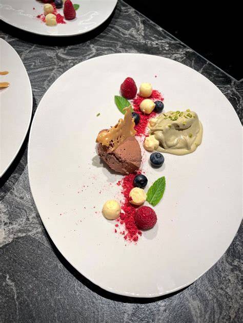Festliches Anrichten: Pistazieneis auf Shortbread-Knusperbett mit Schokosauce