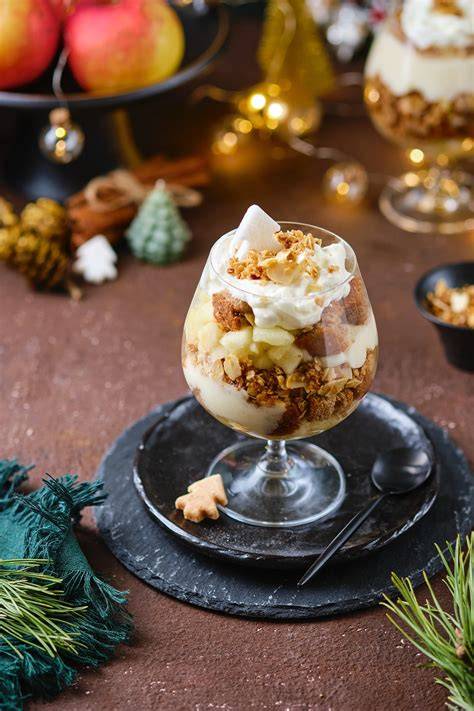 Festliches Dessert im Glas mit weihnachtlicher Deko