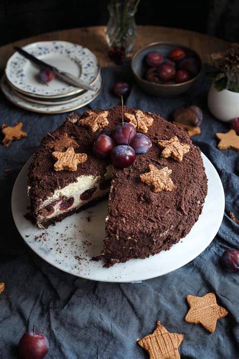 Festliches Kirschdessert mit Zimt und Marzipan