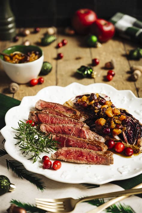 Festliches Steakgericht mit gebratenem Radicchio und Rosinenmarmelade