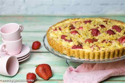 Festtafel mit Erdbeer-Rhabarber-Kuchen: Perfekt für Muttertag und frühlingshafte Feiern