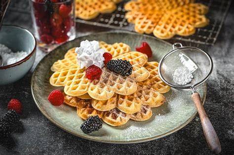 Festtagsschmaus: Waffeln und Mochis am Tisch