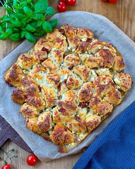 Feta Croissants mit getrockneten Tomaten und Speck