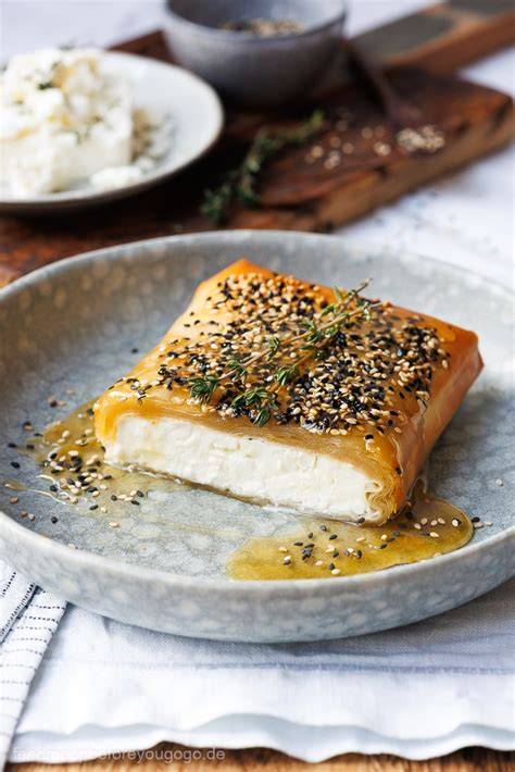 Feta im Filoteigmantel mit Sesam und Honig