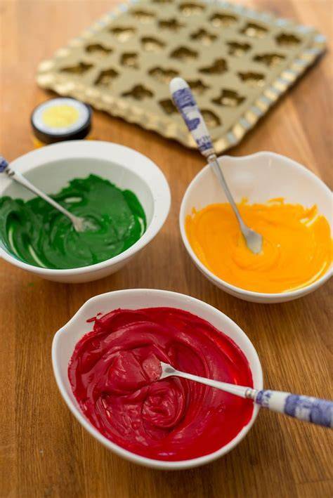 Fettlösliche Lebensmittelfarben und Farbproben auf Löffeln