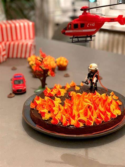Feuerwehr-Kindergeburtstag mit selbstgebackener Torte