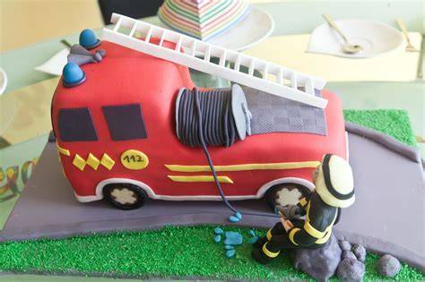 Feuerwehrauto-Kuchen mit Leiter, Lichter und Fondant-Deko