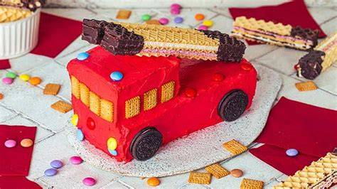Feuerwehrauto-Torte mit typischer Dekoration