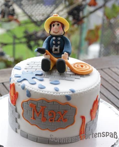 Feuerwehrmann Sam Torte mit Schokoladen-Deko und Spielzeugfiguren