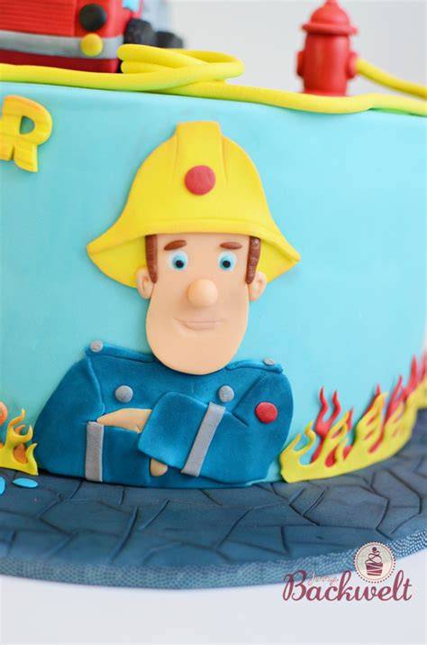 Feuerwehrmann Sam Torte mit Schokoladenfüllung und Fondant-Feuerwehrauto