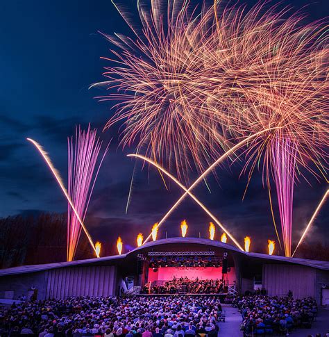 Feuerwerk am Abend über der Konzertarena in den Gärten der Welt