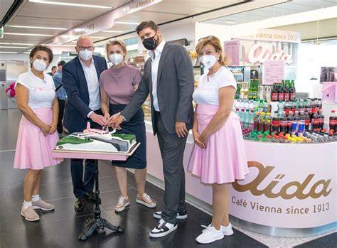 Filiale Aïda in Wien mit traditioneller Schaufenster-Deko