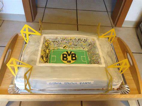 Final dekorierter BVB Kuchen mit Vereinslogo und Tortenstücken