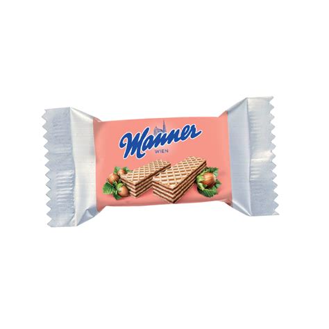 Finale Deko: Nougatfäden, Sahnetuffs, Mini-Mannerschnitten am Rand