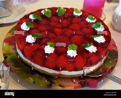 Finale Dekoration Erdbeer-Sahnetorte mit Sahnetupfen und Erdbeerhälften
