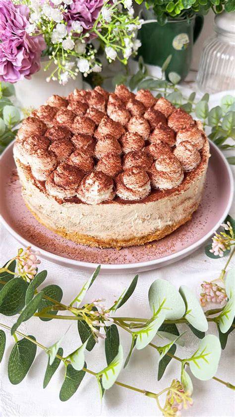 Finale Tiramisu-Torte mit Dekoration und Kakaopulver