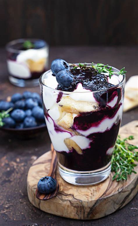 Finales Blaubeer-Mascarpone-Schichtdessert - verführerisch angerichtet