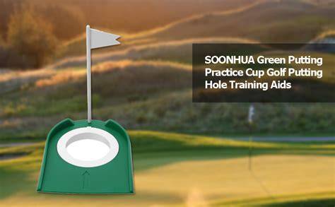 Finish: Putting Green mit Loch, Flagge und weißem Fondant-Golfball