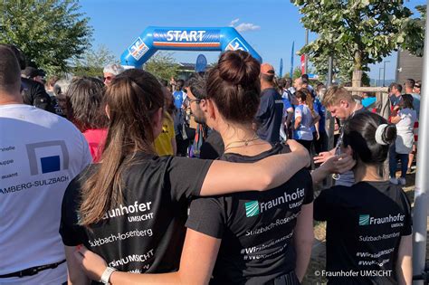 Firmenlauf: Team „Schokoheld*innen“ beim Start und im Zielbereich