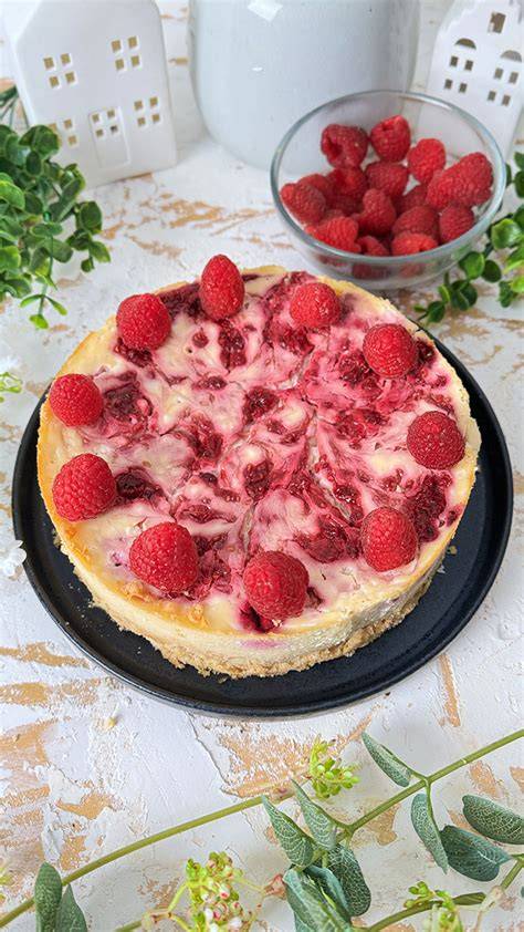 Fitness-Variante: Low-Carb-Bananen-Käsekuchen mit frischen Himbeeren