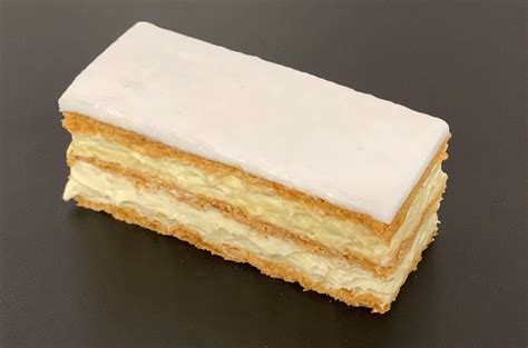 Flüssiger Fondant auf Cremeschnitte