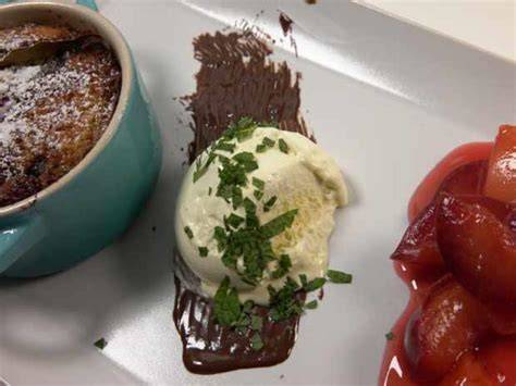 Flüssiges Schokoladendessert mit Kompott und Eiscreme