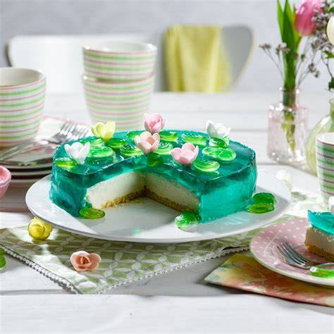 Flache Fußballfeld-Torte mit grüner Götterspeise und Spielfeldlinien