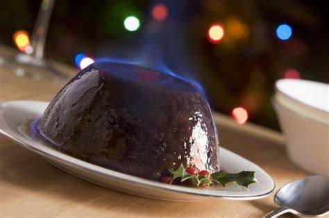 Flambierter Christmas Pudding auf Servierplatte