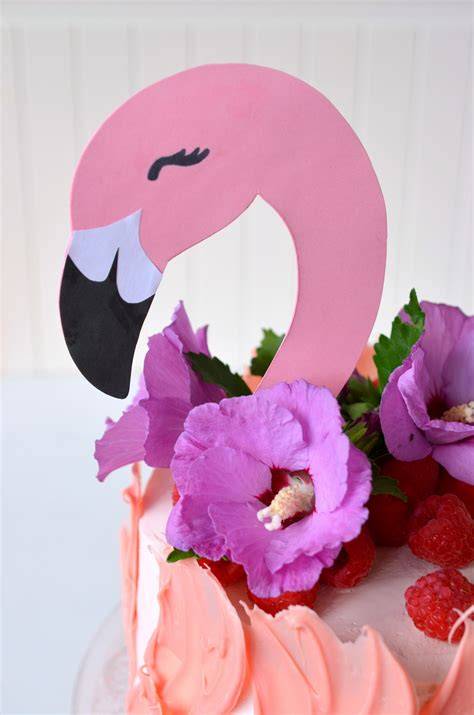 Flamingo-Torte - rosa Federn, Himbeeren, dekorierter Kopf