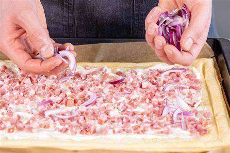 Flammkuchen belegen vor dem Backen
