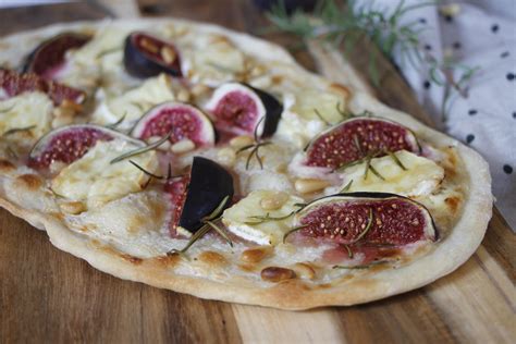 Flammkuchen mit Birnen und Feigen, dazu Roquefort-Honig-Eis
