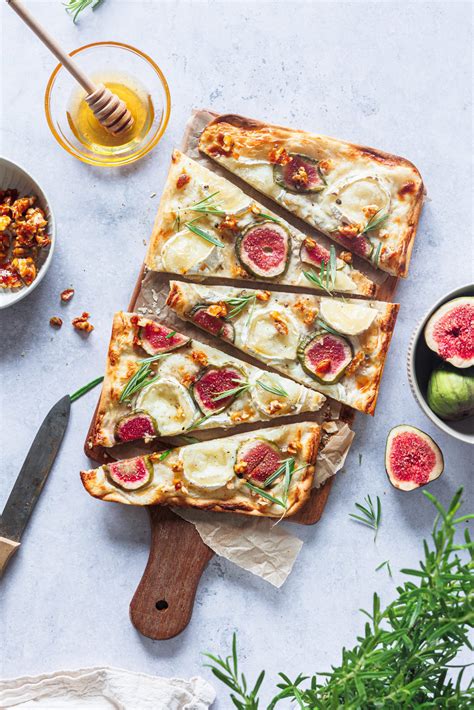 Flammkuchen mit Feigen, Ziegenkäse und Honig auf Teller serviert