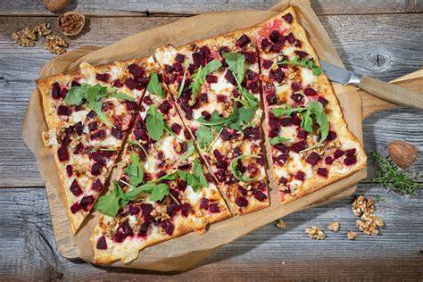 Flammkuchen mit Roter Bete, Honig und Fetakäse auf Blech