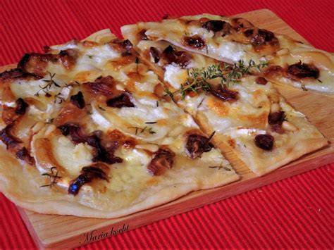 Flammkuchen mit Ziegenkäse und Datteln