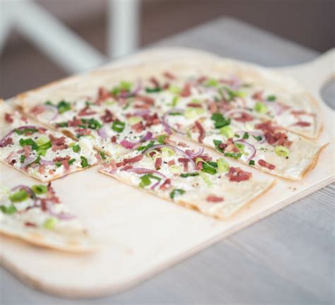 Flammkuchen mit hauchdünnen Trüffelscheiben angerichtet