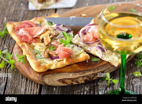 Flammkuchen serviert mit Salat und Wein