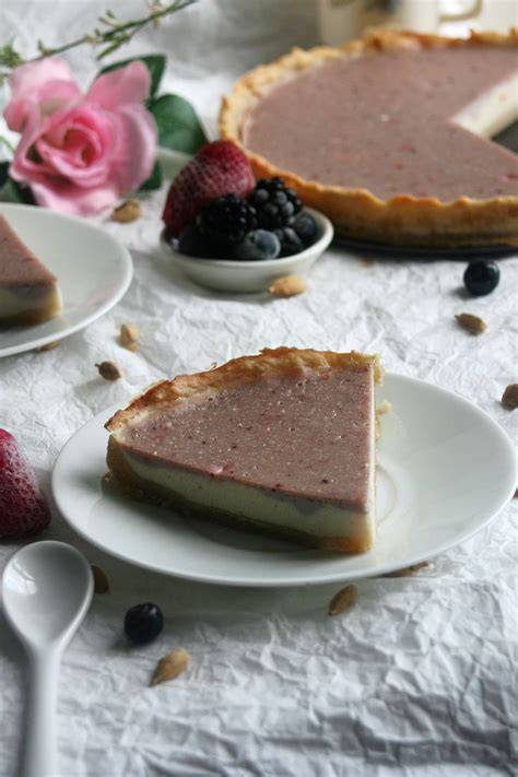 Flan Pâtissier, portioniert, mit frischen Beeren und Minze angerichtet