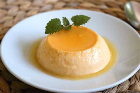 Flan in einer Servierform, vom Karamell überzogen