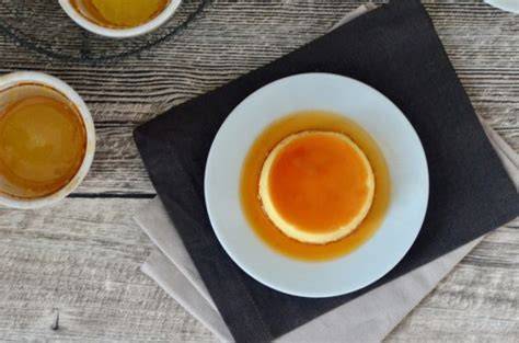 Flan mit Karamellsauce auf Teller, Wasserbad-Garmethode schematisch