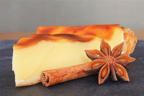 Flan pâtissier mit glänzender Oberfläche in Scheiben