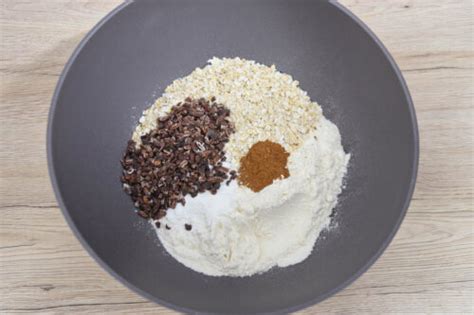 Flapjack im Anschnitt: Hafer, Haselnussstücke und Kakaonibs sichtbar